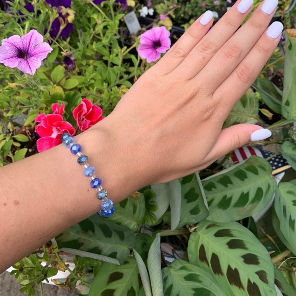 NWOT blue beaded elastic bracelet. - Picture 1 of 3